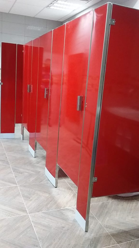 Mamparas sanitarias instaladas en baños comerciales