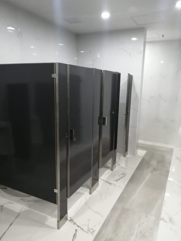Mamparas para sanitarios públicos resistentes a la humedad